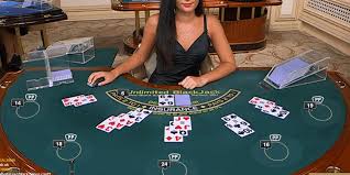 Kvinnlig dealer vid ett live blackjackbord